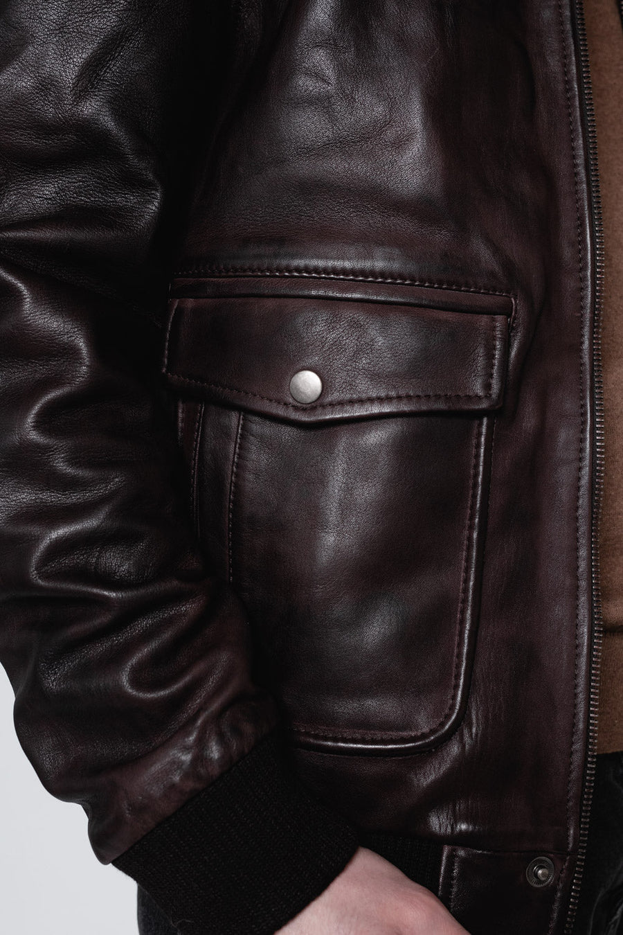 Men’s modern aviation jacket made from 100% full grain sheep skin leather and with a removable shearling collar.