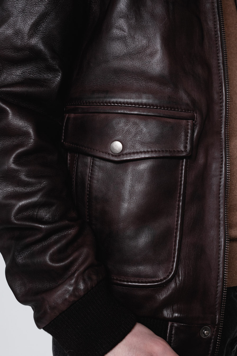 Men’s modern aviation jacket made from 100% full grain sheep skin leather and with a removable shearling collar.